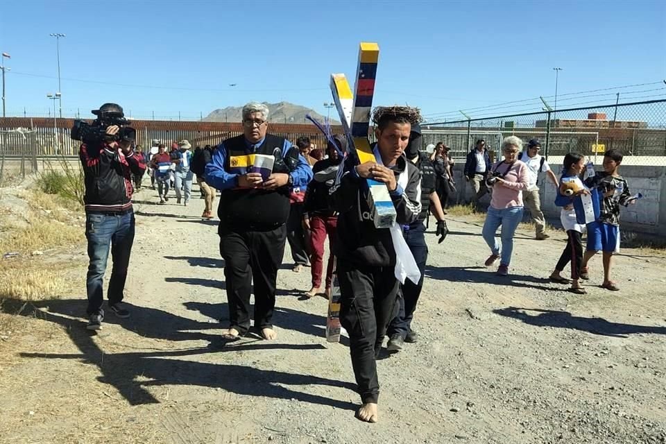 Los migrantes exigen justicia por los fallecidos en la tragedia de la semana pasada en una estación temporal del INM.