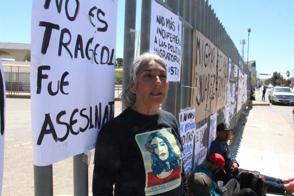 Cony Gutiérrez, integrante de un colectivo contra la militarización en Ciudad Juárez, este domingo en el exterior de la estación del INM, donde mantienen protesta por la muerte de 39 extranjeros. 