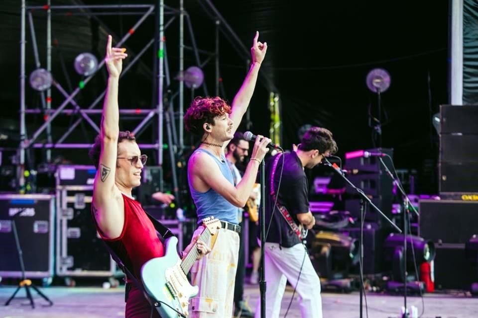 'Departamento', 'Super V' y 'Una Propuesta' fueron las canciones que iniciaron el espectáculo de Bándalos Chinos, muchos fanáticos corearon y bailaron con la música en vivo.