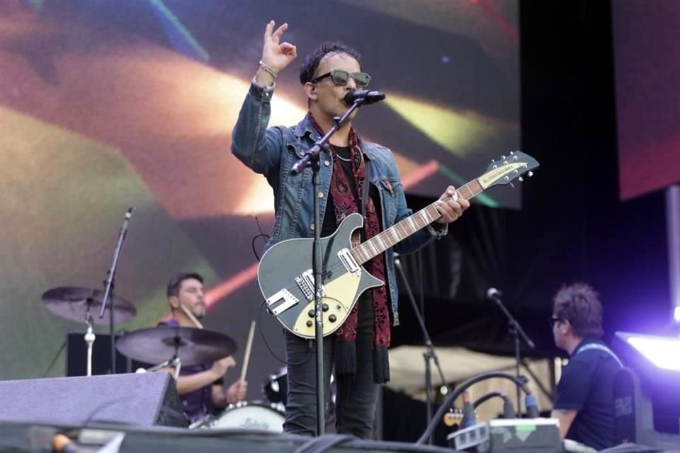 Durante su presentación, la banda chilena Los Bunkers entonaron 'Y volveré', éxito de Los Ángeles Negros, a manera de homenaje póstumo a Mario Gutiérrez, integrante del grupo mexicano.