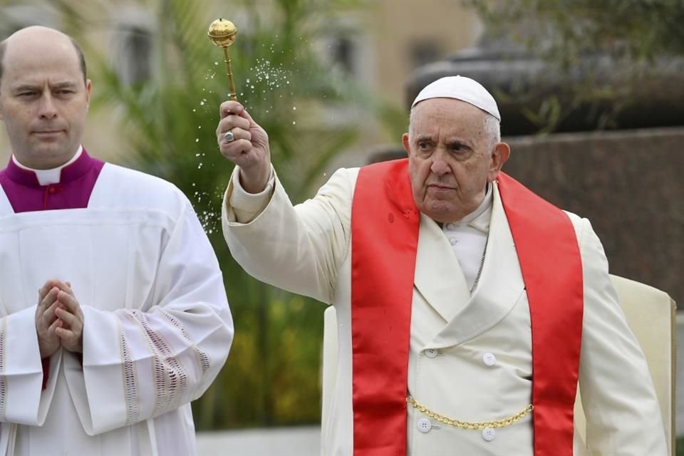 El papa Francisco bendice a los fieles con ramas de olivo y palma antes de la misa del Domingo de Ramos.