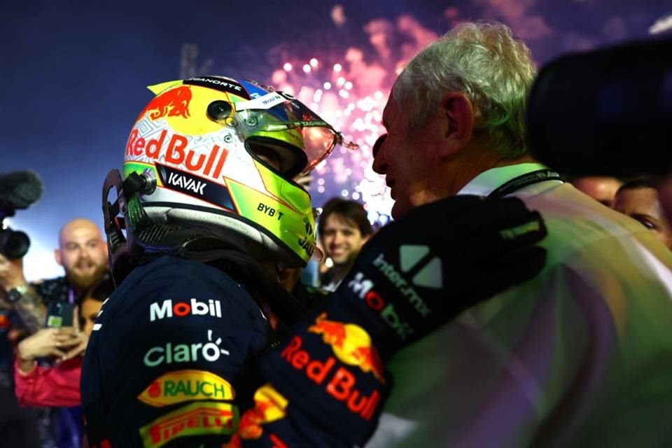 Sergio 'Checo' Pérez y Helmut Marko, jefe del equipo de Red Bull, durante el Gran Premio de Bahréin.