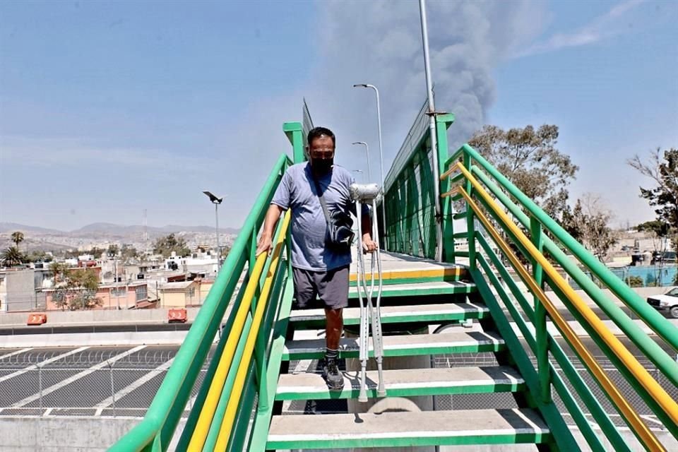 Una vez que llega a la frontera entre la GAM y Ecatepec, Andrés tiene que subir en muletas un puente peatonal que no tiene infraestructura para personas con discapacidad.