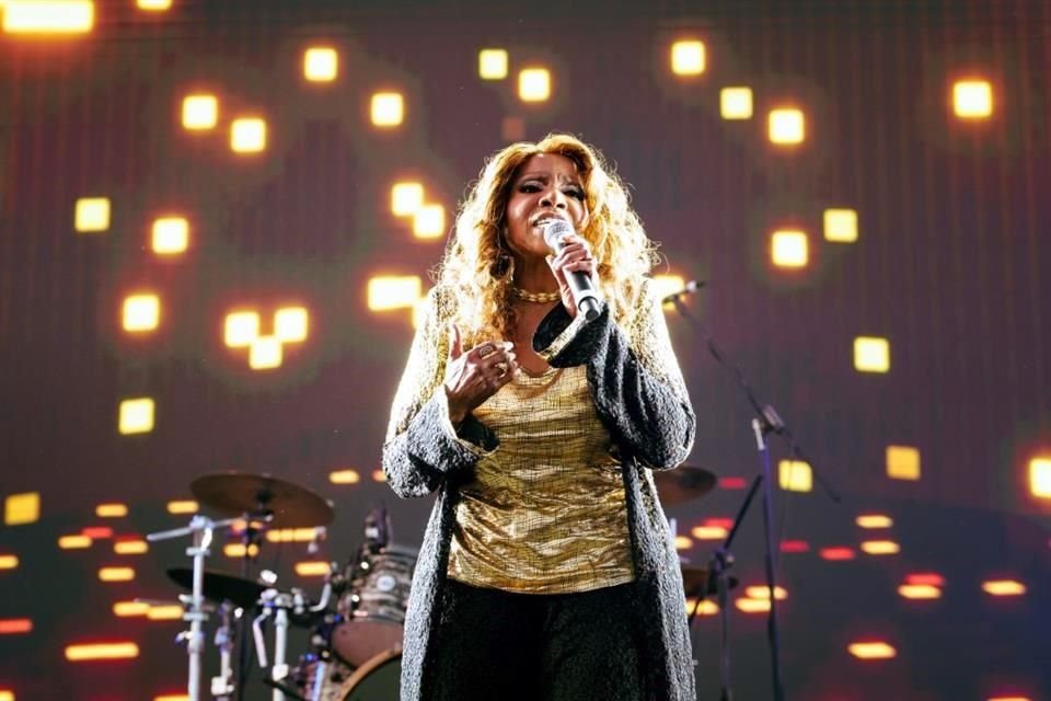 La primera invitada sorpresa de la noche fue Gloria Gaynor, quien interpretó 'I will survive'.