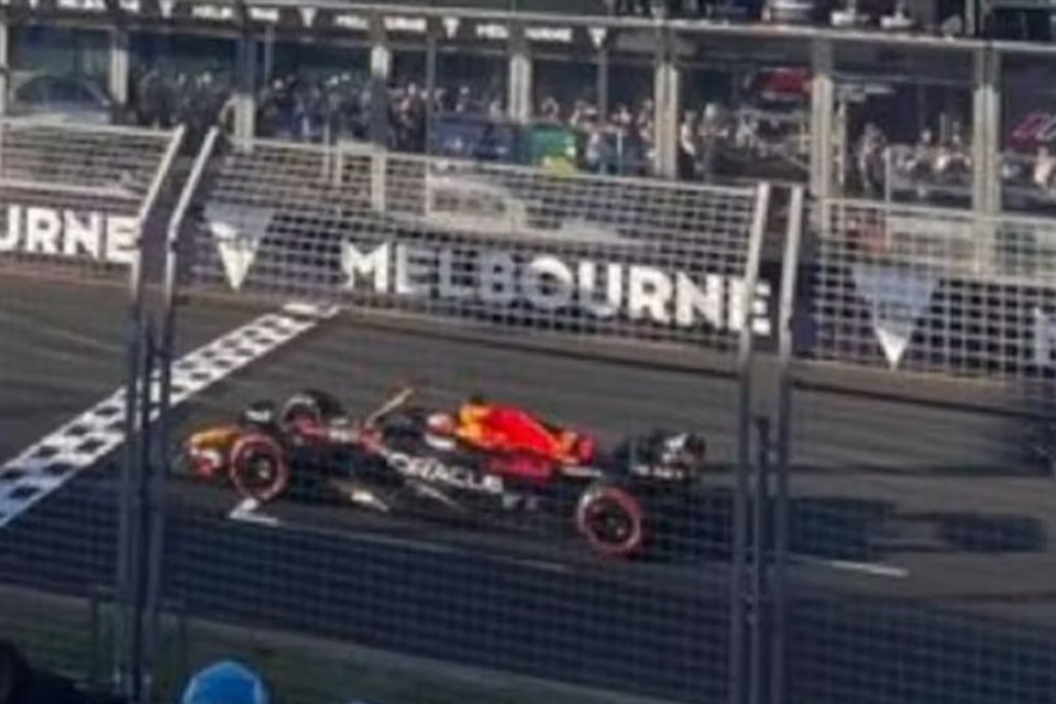 La victoria de Verstappen en Australia se puso en duda cuando en fotos se observó que no estaba colocado debidamente en el cajón de salida.