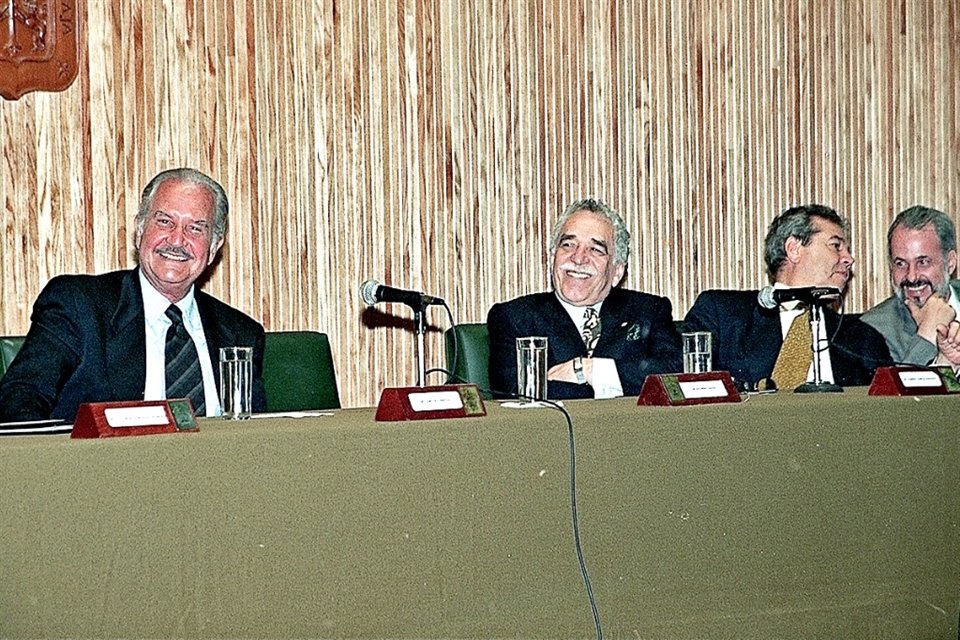 Carlos Fuentes, Gabriel García Márquez, Porfirio Muñoz Ledo y Raúl Padilla durante la Cátedra Cortázar de 1999, en el Paraninfo Enrique Díaz de León. 