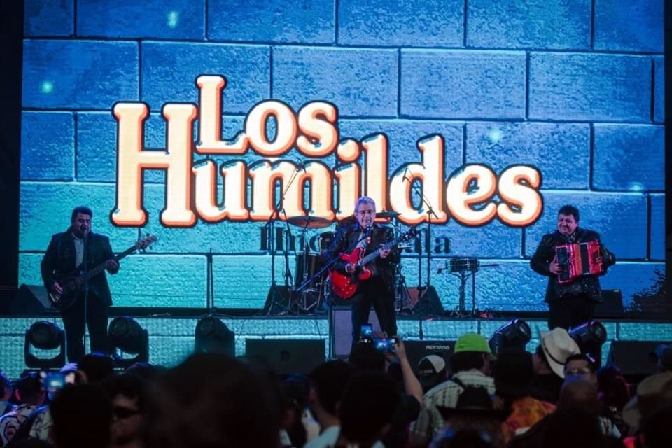 En la variedad está el gusto y los miles de asistentes al Festival Pa'l Norte se dieron gusto con la música del grupo Los Humildes.