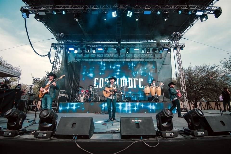 El grupo Costumbre se presentó en la fiesta musical más importante del norte del País.