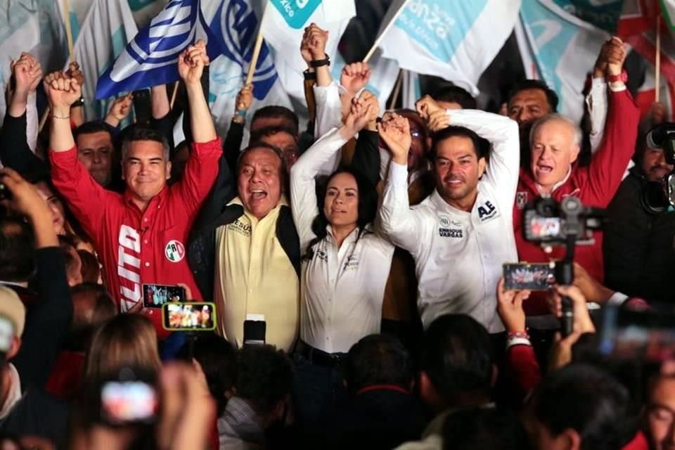 La priista Alejandra del Moral, candidata al Gobierno del Edomex, contó con la presencia de los líderes nacionales de PRI y PRD.