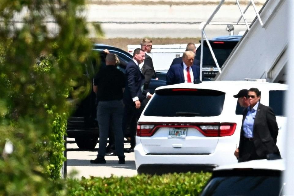 El ex Presidente Donald Trump aborda su avión en Palm Beach.