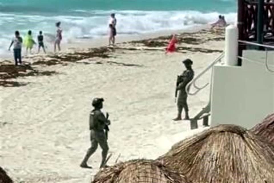 Elementos de la Semar fueron captados en la playa donde asesinaron a tres hombres la mañana de este lunes, en la zona hotelera de Cancún, QR.
