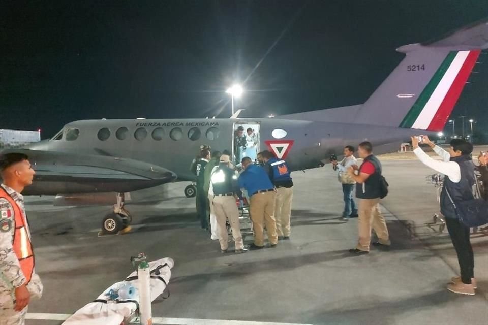 Los pacientes graves fueron trasladados al CENIAQ y al INER en ambulancias aéreas de las Secretaría de la Defensa Nacional y Marina, así como del IMSS.