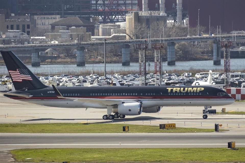 El avión en el que se transportó Donald Trump desde Florida hasta el Aeropuerto de LaGuardia, en Nueva York.