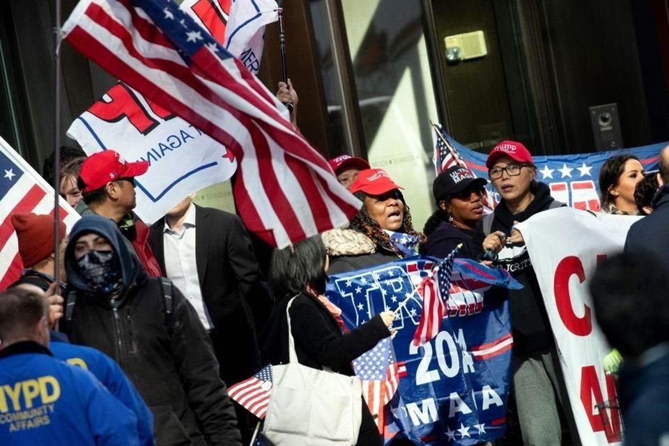 Seguidores de Trump sostienen pancartas en apoyo al ex Presidente, afuera de la Torre Trump en la Ciudad de Nueva York.