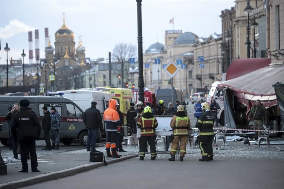 Miembros del Ministerio ruso de Emergencias de pie en el lugar de una explosión en una cafetería de San Petersburgo, Rusia.