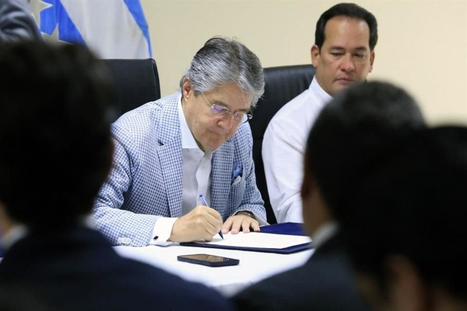 El Presidente Guillermo Lasso firmando un documento tras el nombramiento de su nuevo Ministro de Exteriores.