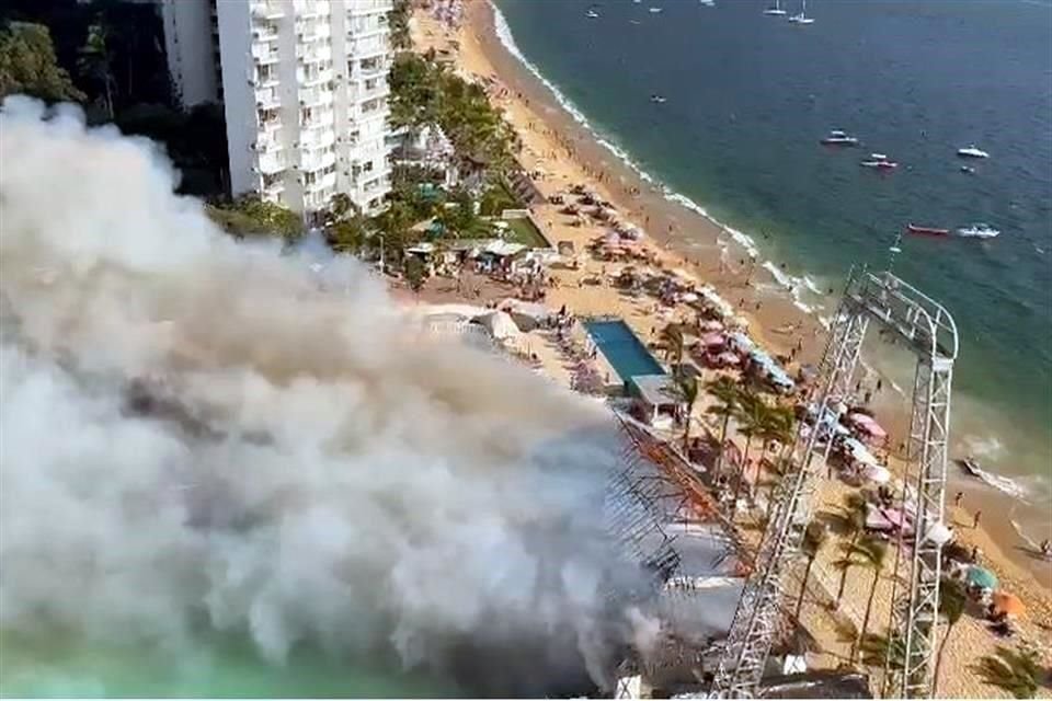 El parque acuático 'El Rollo', ubicado en Acapulco, Guerrero, registró un incendio en sus instalaciones este lunes.