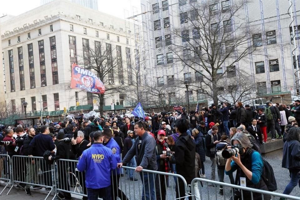 Partidarios del ex presidente Donald Trump se reúnen en Collect Pond Park antes de su audiencia de lectura de cargos.