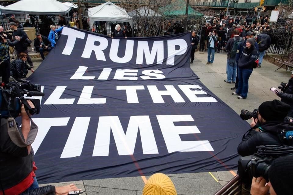 Los manifestantes anti-Trump también se reúnen frente al juzgado penal de Manhattan.