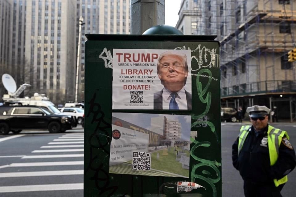 Un cartel con una foto del ex Presidente estadounidense Donald Trump en la esquina de una calle en NY.