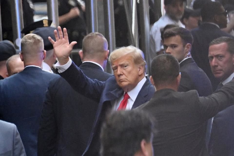 Trump en su acceso a tribunal de NY.