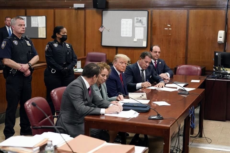 El ex Presidente Donald Trump compareció ante la corte para su lectura de cargos.