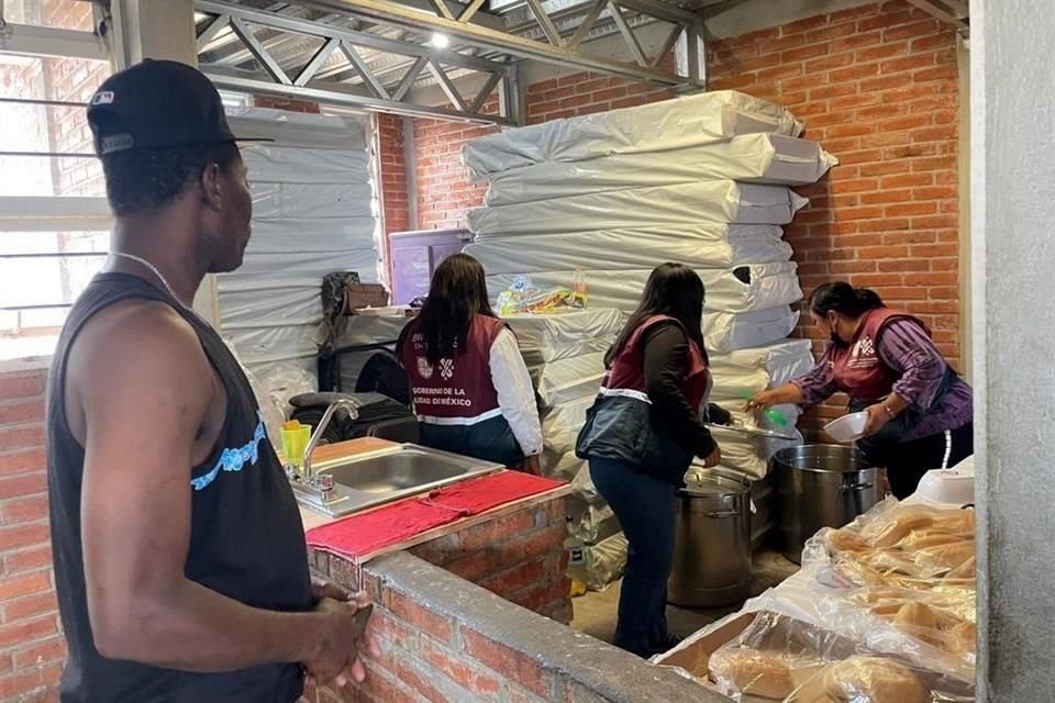 Autoridades de la CDMX informaron que el albergue acondicionado en la Alcaldía Tláhuac recibió a 70 migrantes de diferentes nacionalidades, que se encontraban en la Colonia Juárez.