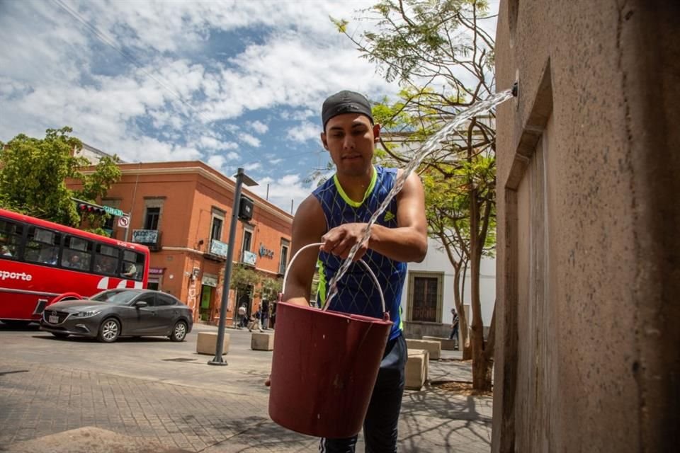 Ciudadanos ya toman previsiones para el mega corte de agua que afectará a mil colonias de la ZMG del 6 al 11 de abril, debido a trabajos del Siapa.