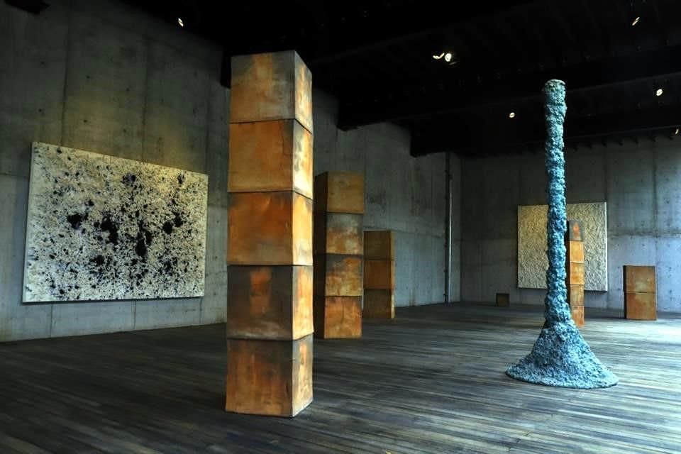 La obra del artista Bosco Sodi se exhibe en el recinto bajo la curadura de Dakin Hart, asiduo colaborador de Casa Wabi.
