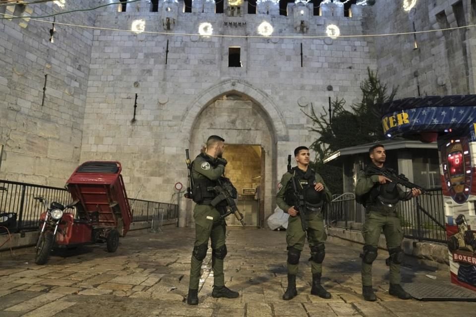 La Policía israelí intervino en el interior de la mezquita Al Aqsa en Jerusalén.