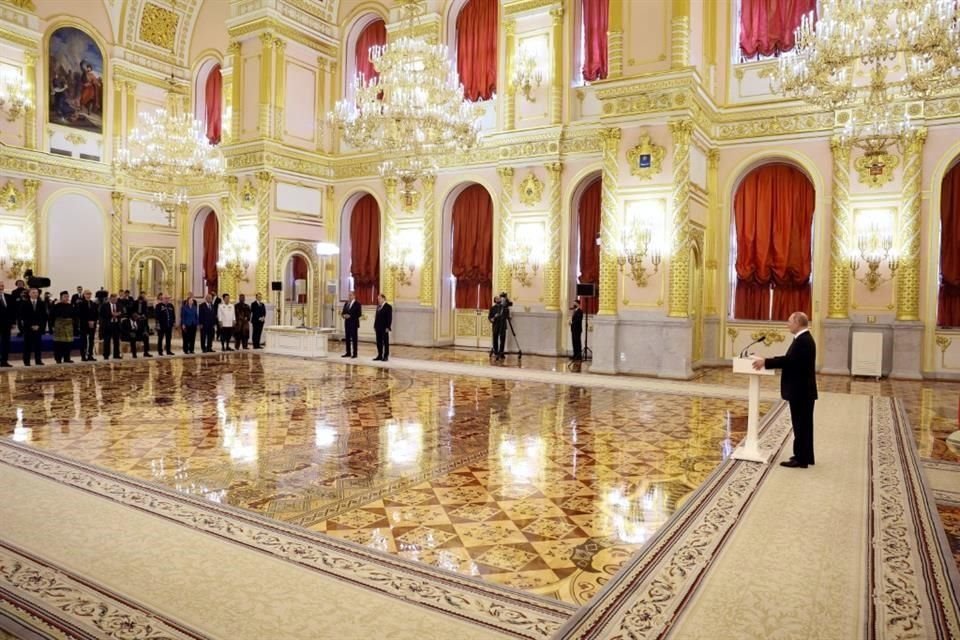 El Presidente ruso, Vladimir Putin, pronuncia un discurso mientras asiste a una ceremonia para recibir credenciales de los Embajadores extranjeros recién nombrados en Rusia.