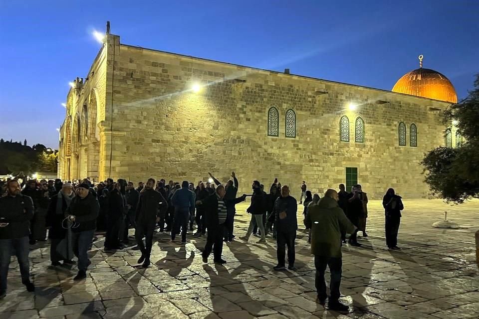 Palestinos gritan consignas a las fuerzas de seguridad israelíes en el complejo de la mezquita de Al-Aqsa en Jerusalén.