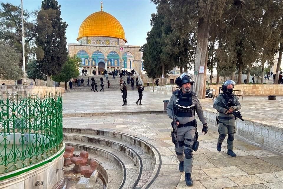 La Policía israelí camina dentro del complejo de la mezquita de Al-Aqsa en Jerusalén después de que estallaron los enfrentamientos durante el mes sagrado del Islam del Ramadán.