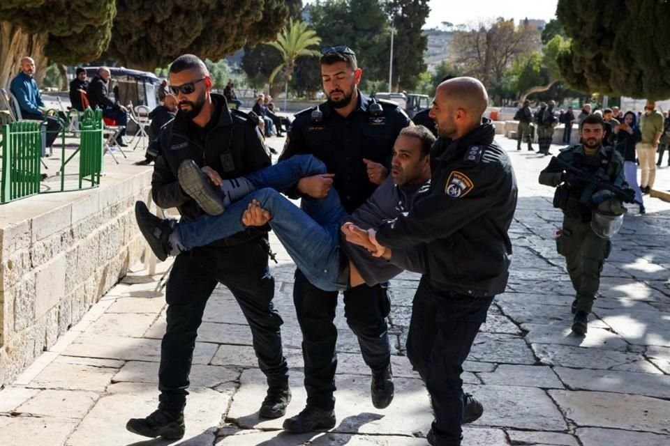 Policías israelíes detienen a un hombre palestino en el complejo de la mezquita de Al-Aqsa luego de los enfrentamiento.