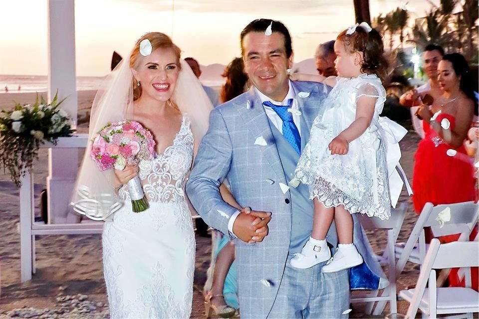 Betsy López y Joel García con su hija, Laia García