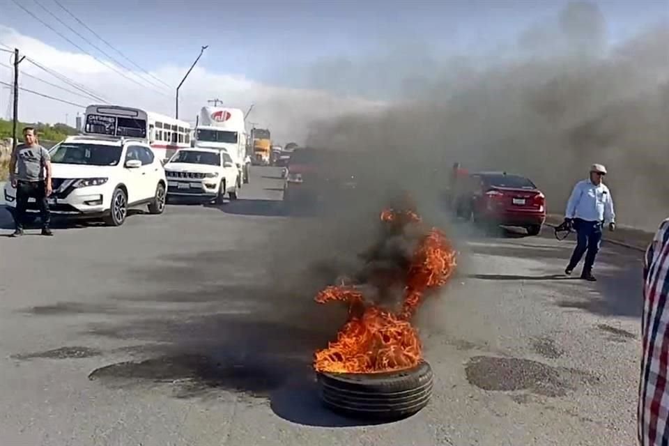 Parte del bloqueo se realizó con llantas en llamas que atravesaron en el cruce del Bulevar Harold R. Pape y el Libramiento Carlos Salinas de Gortari, en Monclova.