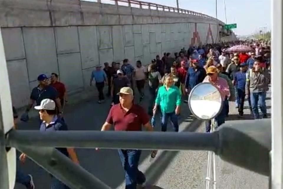 Usuarios de redes reportaron que el bloqueo afectó varios kilómetros al sur de Monclova, incluso antes del Municipio de Castaños, donde entronca la Carretera Monterrey-Monclova con la Carretera 57.