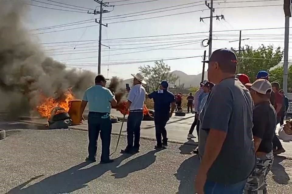 El bloqueo generó gran inconformidad en conductores de vehículos particulares y de vehículos comerciales y de carga, lo que provocó conatos de peleas e intercambio de insultos.