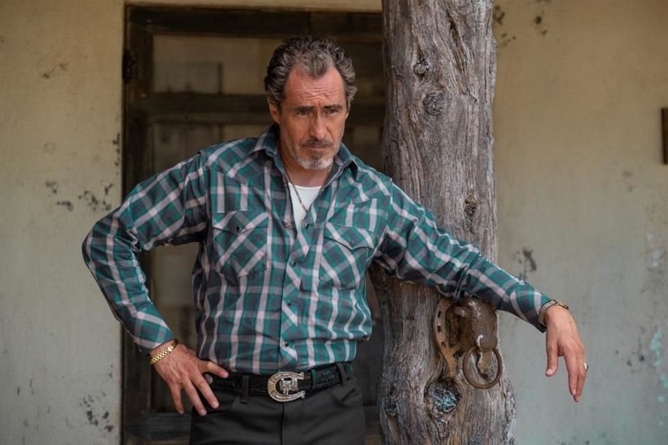 Demian interpreta a un abuelo mexicano, ex luchador, quien ayuda a sus nietos en la aventura.