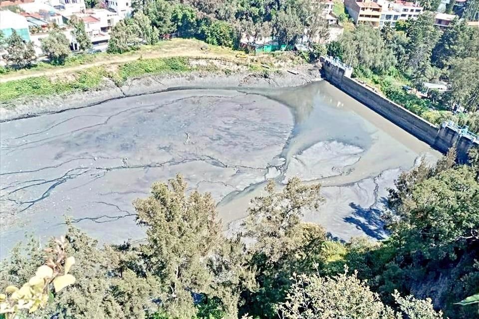 El hedor que emana de la presa El Capulín afecta a varias colonias de Huixquilucan.