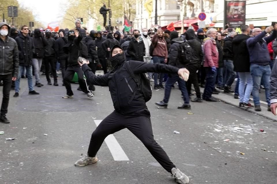 Un manifestante arroja una piedra a la Policía.