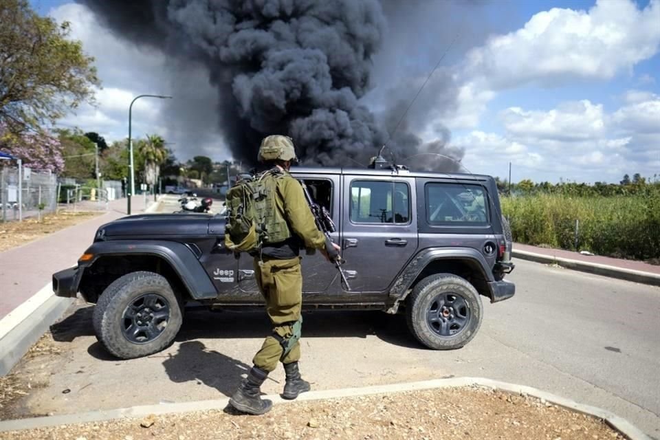 El humo se eleva de un incendio después de que los cohetes disparados desde el Líbano golpearan Bezet, al norte de Israel.