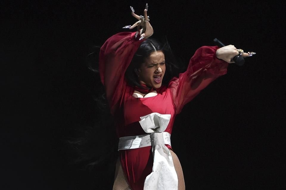 El traje de cuero rojo que Rosalía utilizó en su gira 'Motomami', será subastado y lo recaudado será donado a una organización benéfica.