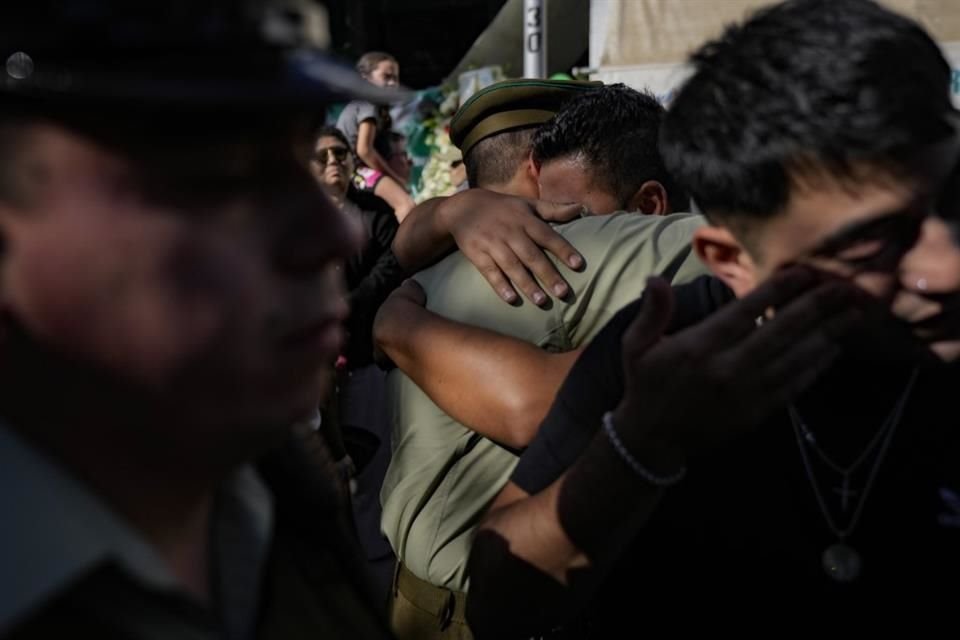 Policías chilenos lloran la muerte de su compañero Daniel Palma en Santiago, Chile.