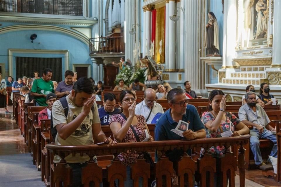 Feligreses durante la visita a los 7 templos en Jueves Santo.