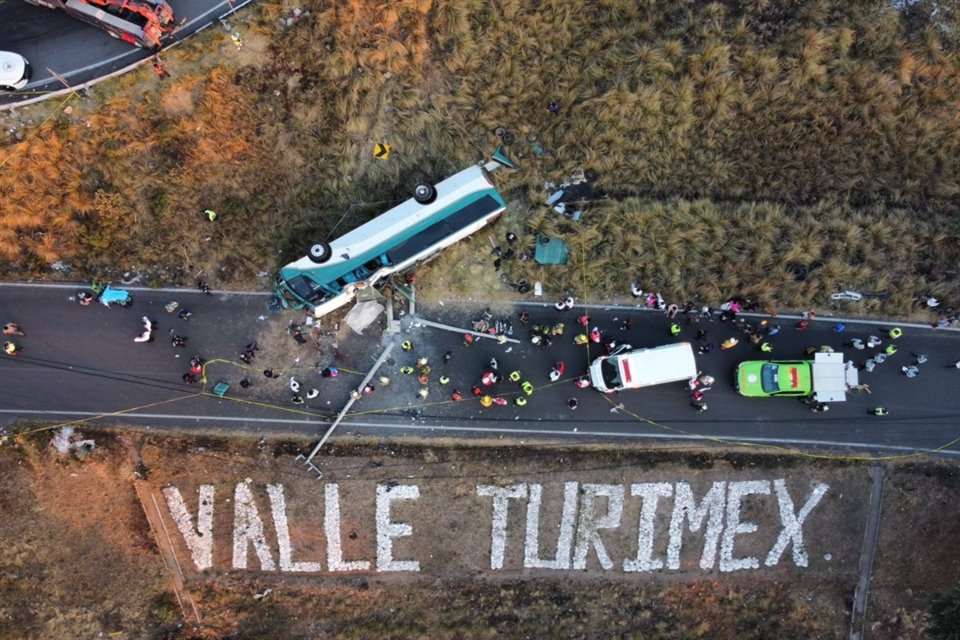  Al menos 3 personas murieron y 40 más resultaron heridas luego que autobús en el que viajaban se volcó en la carretera México-Toluca.