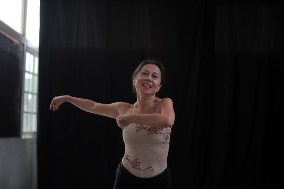 Cecilia Appleton en un ensayo de 'Lobas', dueto que estrenará junto con su colega canadiense Suzanne Miller en el marco del festejo por los 40 años de Contradanza.