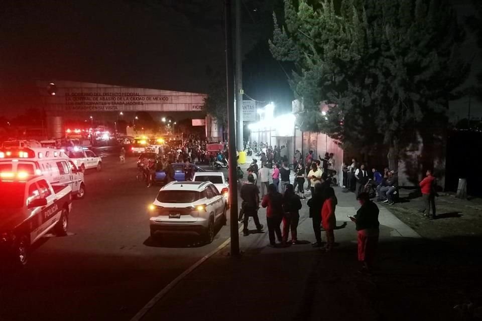 Un bombero de Benito Juárez ha sido atendido por personal del ERUM debido a resultar con quemaduras en el cuerpo mientras trabajaba en el incendio de la Central de Abasto.