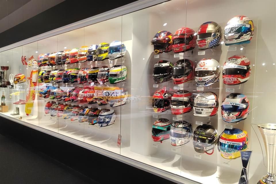 La colección muestra los cascos que ha usado Fernando en diversos seriales, no sólo los de F1.