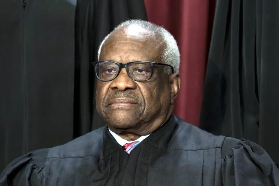 El juez de la Suprema Corte de EU Clarence Thomas recibió viajes de un donante conservador durante 20 años.